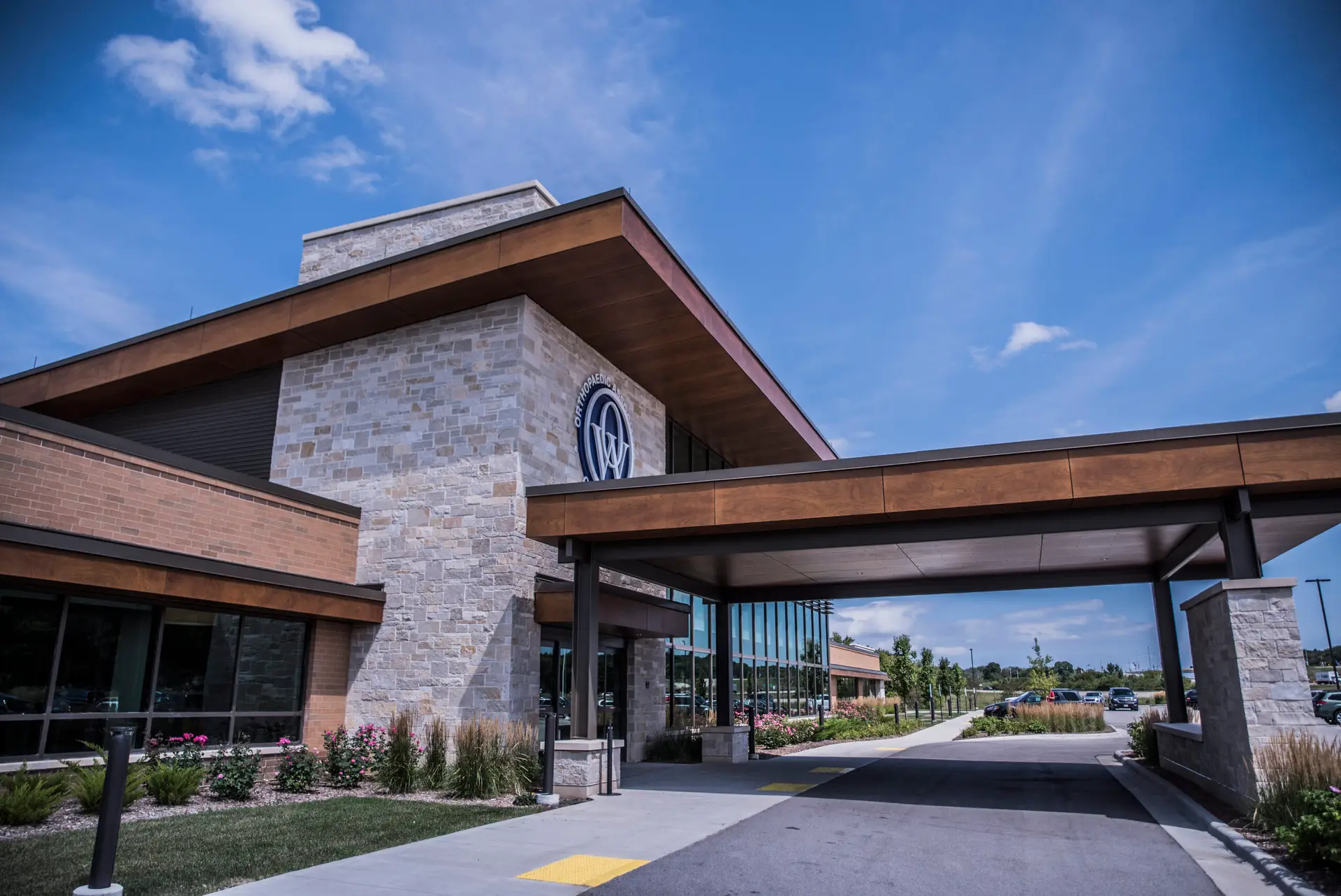 orthopaedic-associates-wisconsin-pewaukee-location-exterior